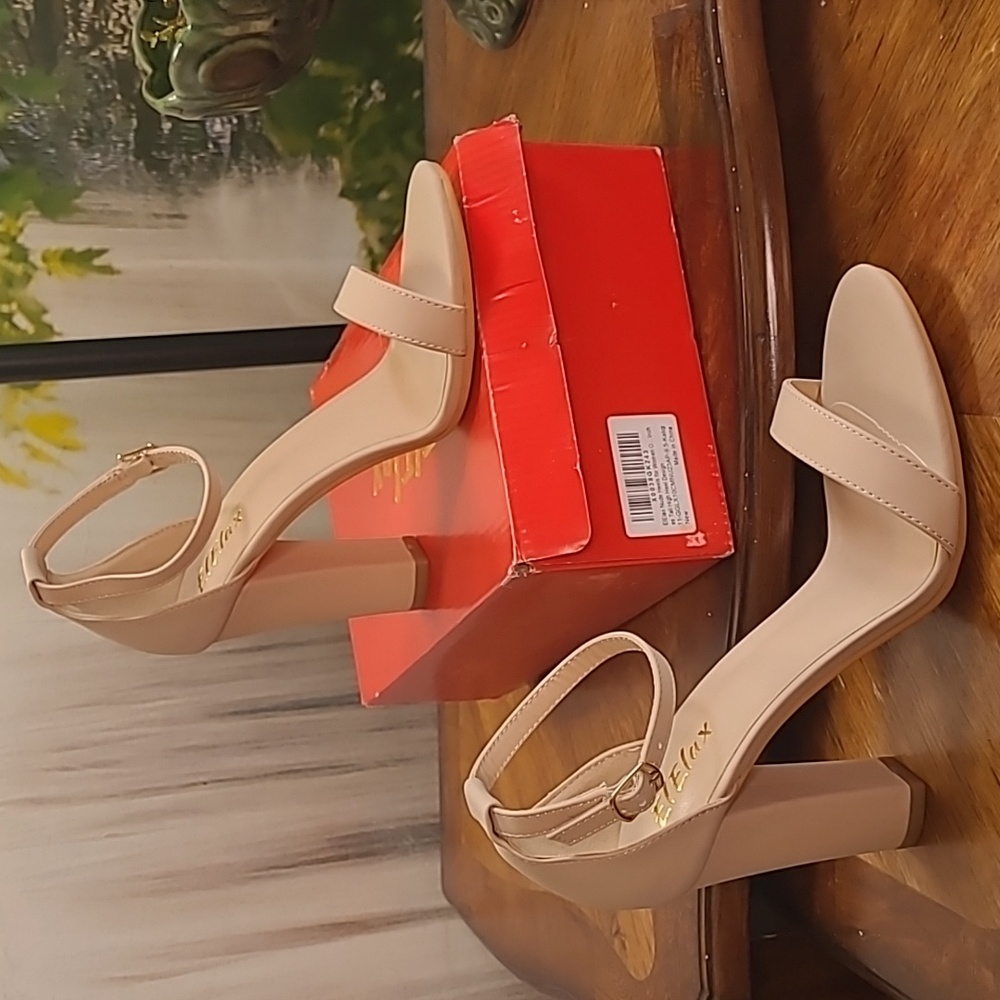 New in box! ElElax Women 9.5 nude strappy open toe sandal chunky block sandals
